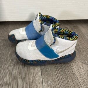 Toddler Nike KYRIE Size 6c